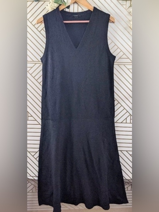COS Dresses & Skirts - COS Dress Dark Navy Blue Midi V Neck Minimalist Lagenlook
Size Medium